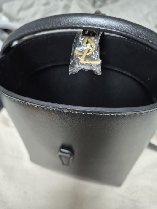 유광 가죽 소재의 LE 37 미니백 765870 &amp;gt; Le 37 - 르 37